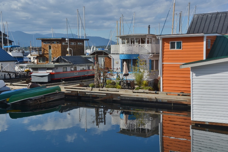 houseboat
